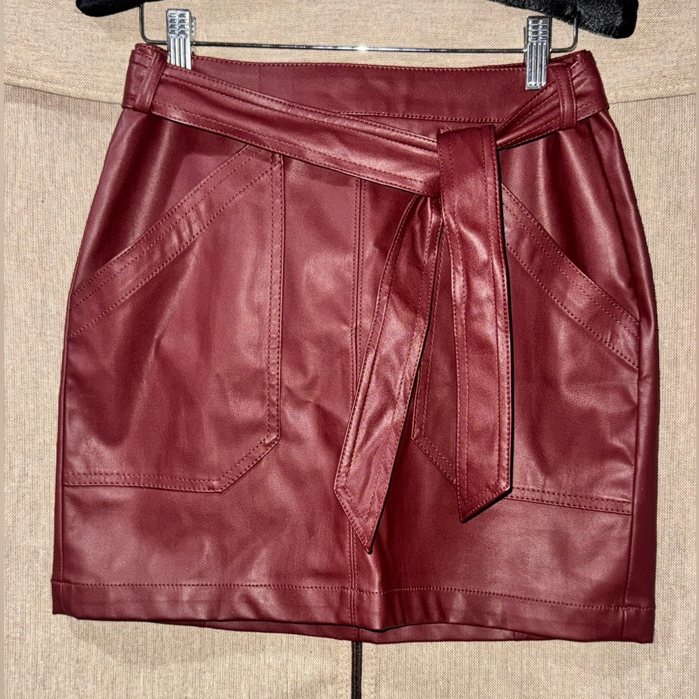 Express Burgundy Faux Leather Mini Skirt Size 2 w/ Removable belt and Pockets